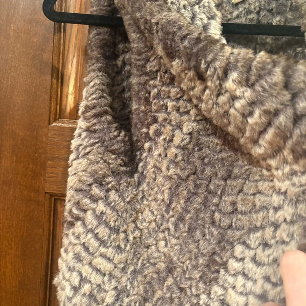 Bagatelle $200 Bloomie’s Heritage Grey Scalloped Faux Fur Draped Vest M P2P 19”